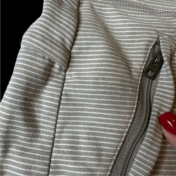 Athleta Women’s Modern Metro Gray Striped Shorts XS - Picture 3 of 7